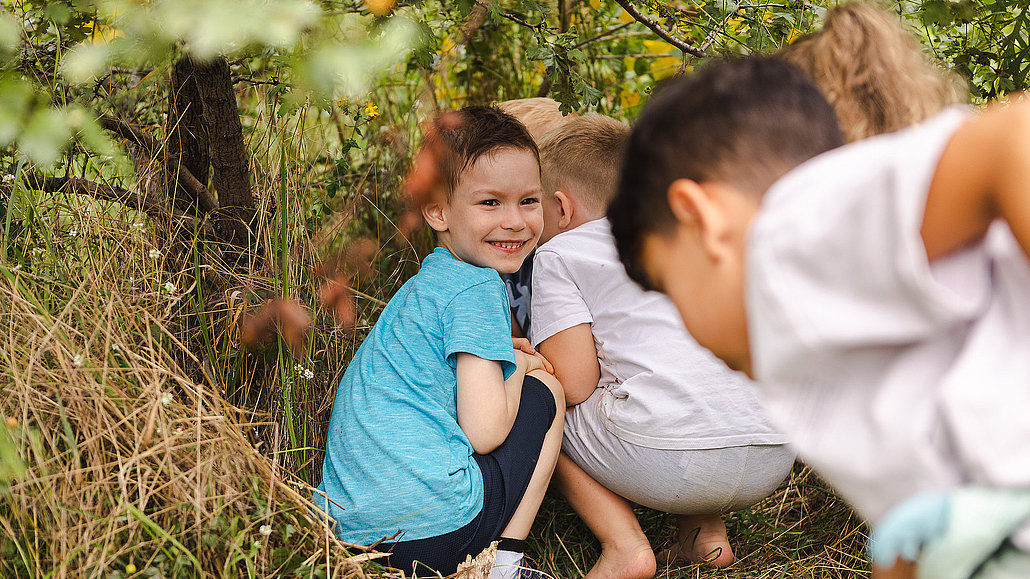 Kinder gehen auf Entdeckungsreise im Unterholz des Naturerfahrungsraums im Park am Gleisdreieck